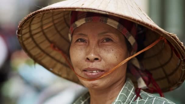 Pokazy Wideo Wietnamki Seniorki Zdjęcia Kamery Red Hel — Wideo stockowe