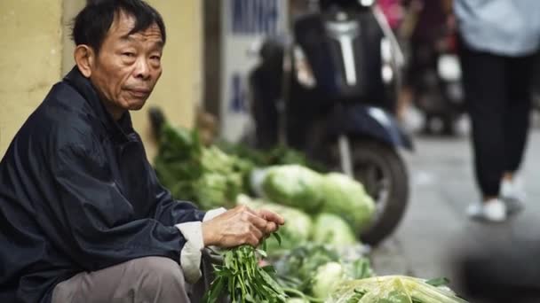 Handheld Uitzicht Vietnamese Man Die Kruiden Verkoopt Straat Neergeschoten Met — Stockvideo