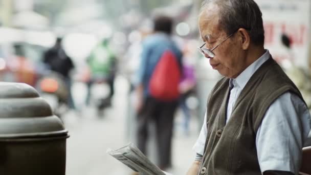 Handhållen Syn Vietnamesiska Senior Man Läser Tidningen Skjuten Med Röd — Stockvideo