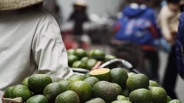 Vista Mano Una Mujer Vietnamita Con Bicicleta Vendiendo Fruta Fotografía — Vídeos de Stock