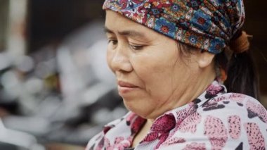 Vietnamlı olgun bir kadının sokak pazarındaki el kamerası görüntüsü. 8 km 'de kırmızı helyum kamerayla çekilmiş.      