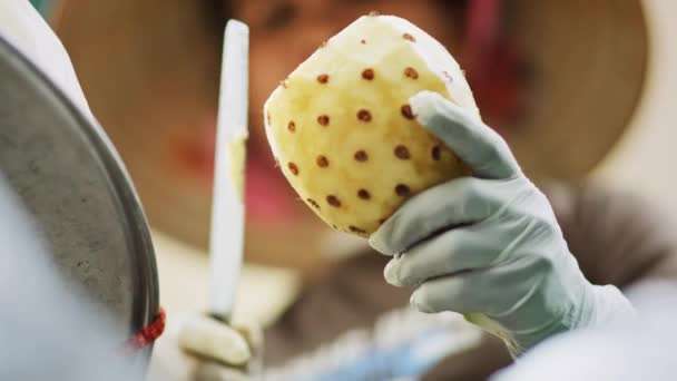 手持越南女人切菠萝的照片 用8K的红色氦相机拍摄 — 图库视频影像