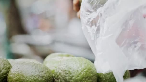 Handheld View Vietnamese Woman Selling Fruit Market Shot Red Helium — Stock Video