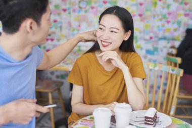 Genç çift kafede eğleniyor. 