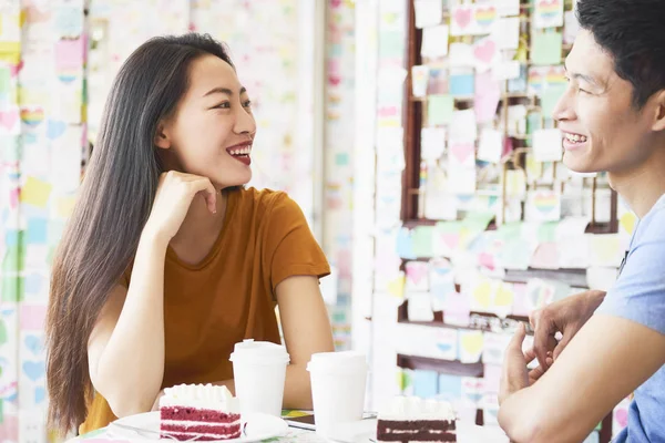 Vietnamesisches Paar Gespräch Einem Café — Stockfoto