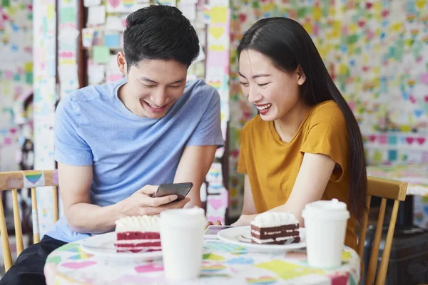 Vietnamesisches Paar Genießt Das Kostenlose Internet Einem Café — Stockfoto