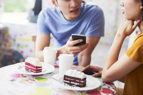 Close Van Paar Met Behulp Van Mobiele Telefoon Een Cafe — Stockfoto