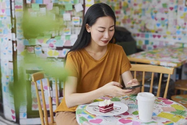 Jovem Vietnamita Olhando Para Telefone Celular Café — Fotografia de Stock