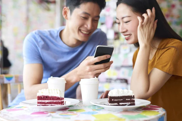 Aufgeregtes Paar Mit Handy Café — Stockfoto