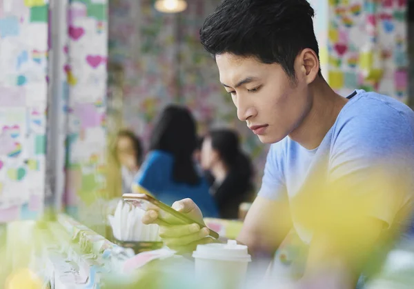 越南男子与手机在咖啡店的亲密接触 — 图库照片