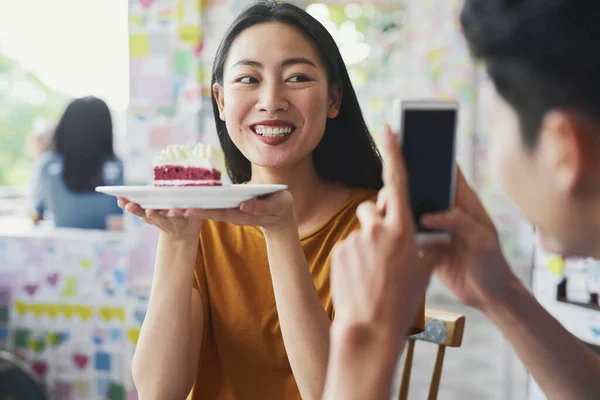 Glückliches Paar Fängt Erinnerungen Café Auf — Stockfoto