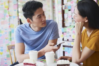 Toplantı bir kafede genç Çift 