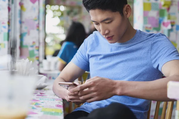 Homem Vietnamita Usando Telefone Celular Café — Fotografia de Stock