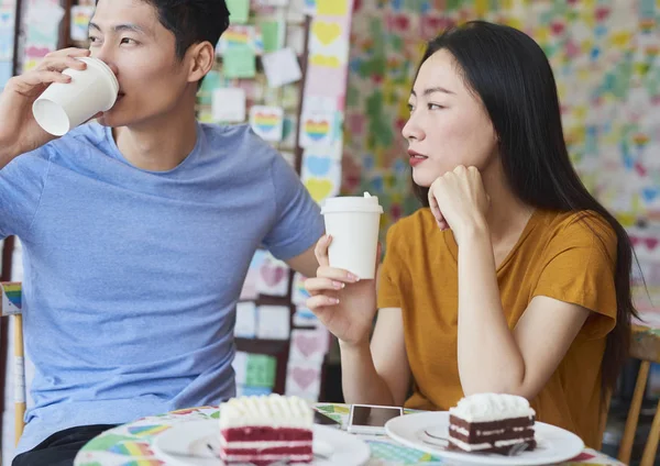 Jovem Casal Bebendo Café Café — Fotografia de Stock