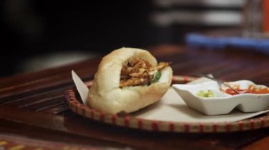 Vietnam 'da sokak yemeği yiyen turistlerin el kamerası görüntüsü. 8 km 'de kırmızı helyum kamerayla çekilmiş.