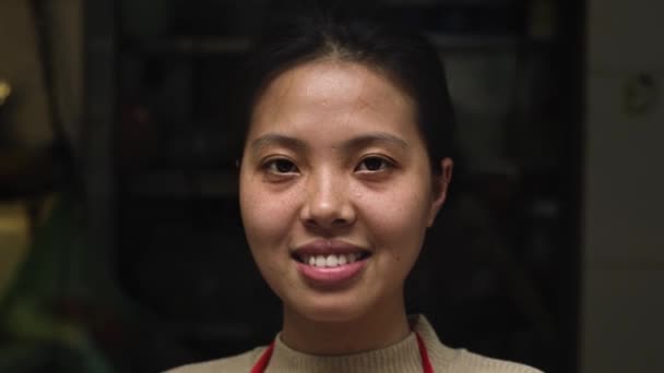 Портативный Вид Вьетнамской Женщины Смотрящей Камеру Съемка Красной Гелиевой Камерой — стоковое видео