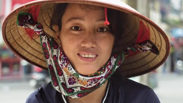 Mostras Vídeo Portáteis Vietnamita Jovem Sorrindo Tiro Com Câmera Hélio — Vídeo de Stock