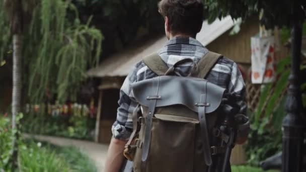 Handheld Ansicht Eines Männlichen Touristen Mit Rucksack Unterwegs Aufnahme Mit — Stockvideo