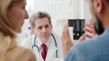 Olgun bir doktor hastalara teşhis koyuyor. 8K 'da kırmızı helyum kamerayla çekildi. 