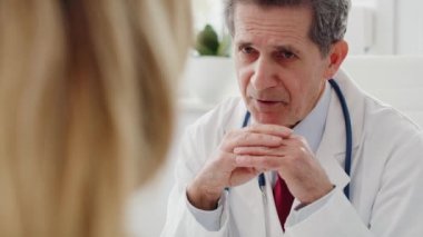 Doktorun tıbbi seçeneklerini tartışmasını el kamerasıyla izlemek. 8K 'da kırmızı helyum kamerayla çekildi.