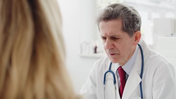 Doktorun Hastalarla Konuşma Şeklinin Kamerası Görüntüsü Kırmızı Helyum Kamerayla Çekildi — Stok video