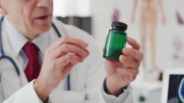 Doktorun hastaya ilaç önermesini el yordamıyla izlemek. 8K 'da kırmızı helyum kamerayla çekildi. 