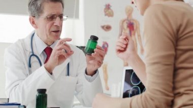 Doktorun kadınlara hapları verirken çekilmiş görüntüsü. 8K 'da kırmızı helyum kamerayla çekildi.