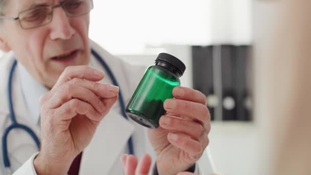 Nahaufnahme Des Arztes Der Dem Patienten Die Tabletten Gibt Aufnahme — Stockvideo