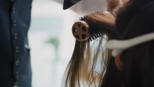 Vista Mão Cabeleireiro Secagem Cabelo Seu Cliente Feminino Tiro Com — Vídeo de Stock