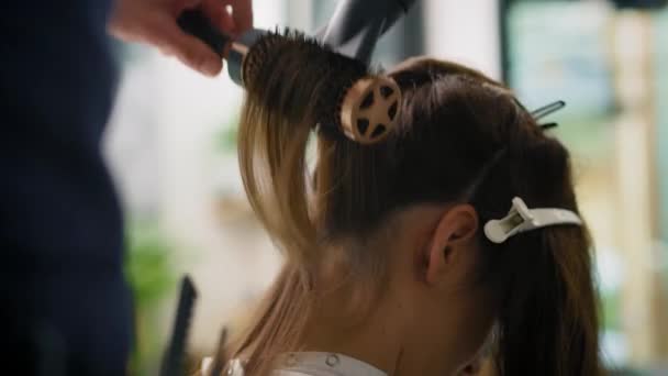 Handheld Video Shows Hairdresser Using Hair Dryer Shot Red Helium — Stock Video