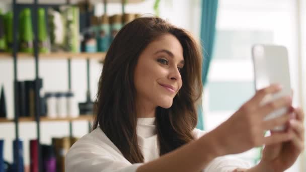 Handheld Ansicht Der Schönen Frau Macht Selfie Friseursalon Aufnahme Mit — Stockvideo