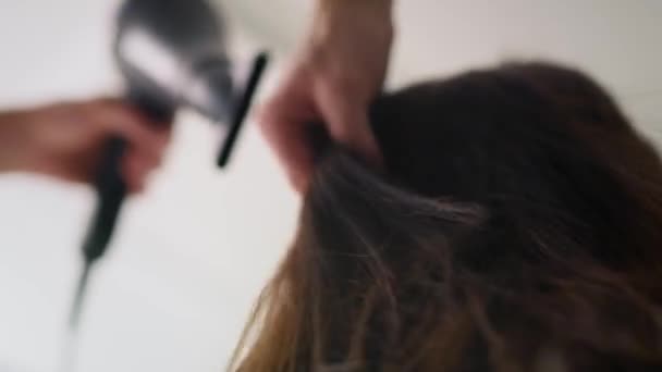 Visão Mão Mulher Tem Cabelo Que Seca Cabeleireiro Tiro Com — Vídeo de Stock