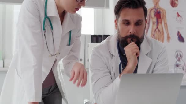 Handheld Ansicht Von Ärzten Die Einige Krankenakten Diskutieren Aufnahme Mit — Stockvideo