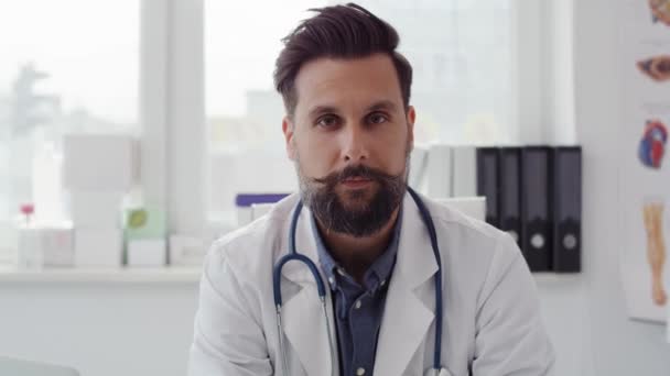 Ruční video show mužského doktora v ordinaci. Snímek s červenou heliovou kamerou v 8k 