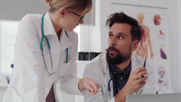 Vista Portátil Dois Médicos Ocupados Usando Laptop Tiro Com Câmera — Vídeo de Stock