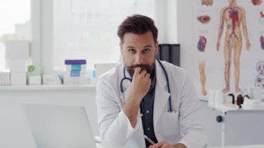 Erkek doktorun işe hazır olduğu el kameraları. 8 km 'de kırmızı helyum kamerayla çekilmiş. 