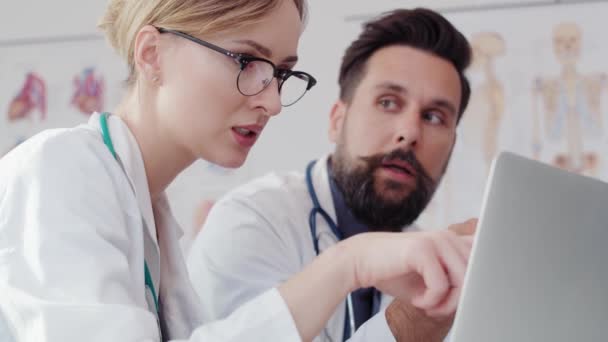 Mostras Vídeo Mão Dois Médicos Ocupados Olhando Para Laptop Tiro — Vídeo de Stock