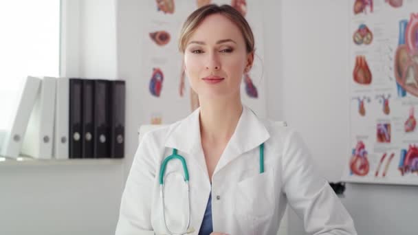 Ręczne Nagrania Kobiecym Lekarzem Siedzącym Jej Biurze Nakręcony Aparatem Hel — Wideo stockowe
