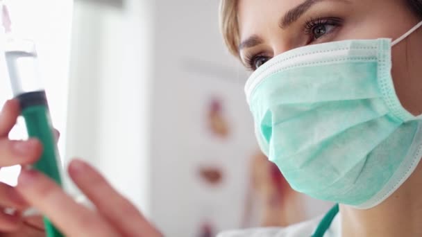 Primer Plano Doctora Sosteniendo Una Jeringa Fotografía Con Cámara Helio — Vídeo de stock