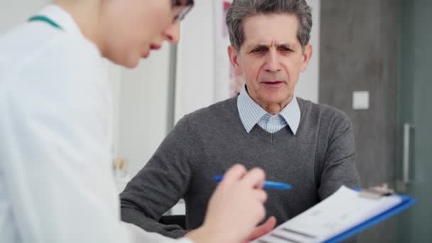 Vue Poche Médecin Analysant Les Résultats Médicaux Dans Cabinet Médecin — Video