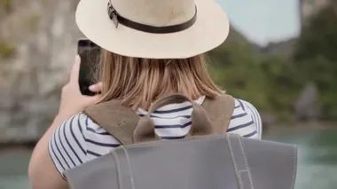 Cep telefonu kullanan kadın turistin el kamerası görüntüsü. 8K 'da kırmızı helyum kamerayla çekildi.