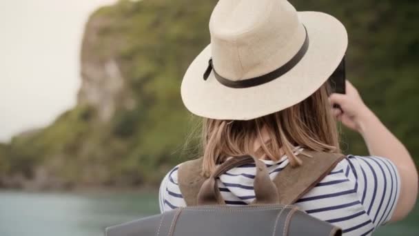 Vista Mano Turista Femenina Con Teléfono Móvil Fotografiando Paisaje Fotografía — Vídeos de Stock