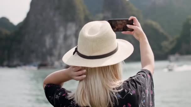 Vista Mão Turista Feminino Com Telefone Móvel Fazendo Selfie Tiro — Vídeo de Stock