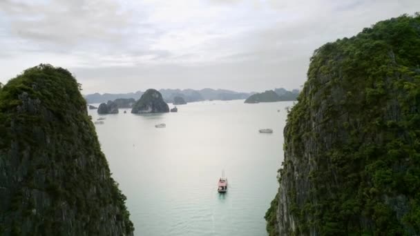 Vietnam Daki Halong Körfezi Nin Insansız Hava Aracı Görüntüsü Kırmızı — Stok video