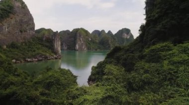 Halong Körfezi 'nin Vietnam' daki insansız hava aracı görüntüleri.