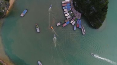Halong Körfezi 'ndeki tekne ve turistlerin insansız hava aracı görüntüsü