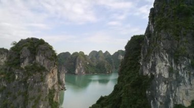 Vietnam 'daki Halong Körfezi' ne doğru ilerleyin.