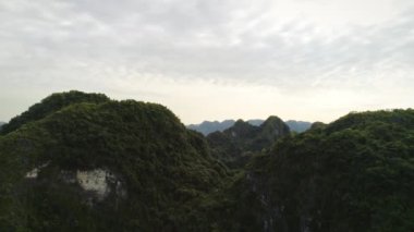 Vietnam 'daki Halong Körfezi' nin görüntüsünü uzaklaştır.