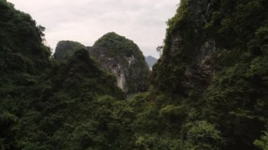 Vietnam 'daki Halong Körfezi insansız hava aracı görüntüsü