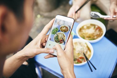 Vietnam yemeklerini fotoğraflayan adama yakın çekim